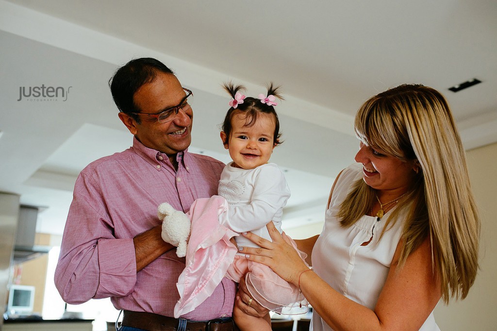 fotografia de Família life style em casa book casal e bebe