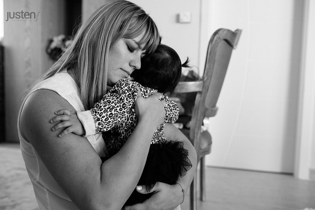 mãe mimando a filha bebe no colo 