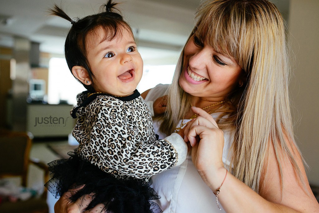 mãe e filha bebe feliz na janela fotografia de Família em curitiba