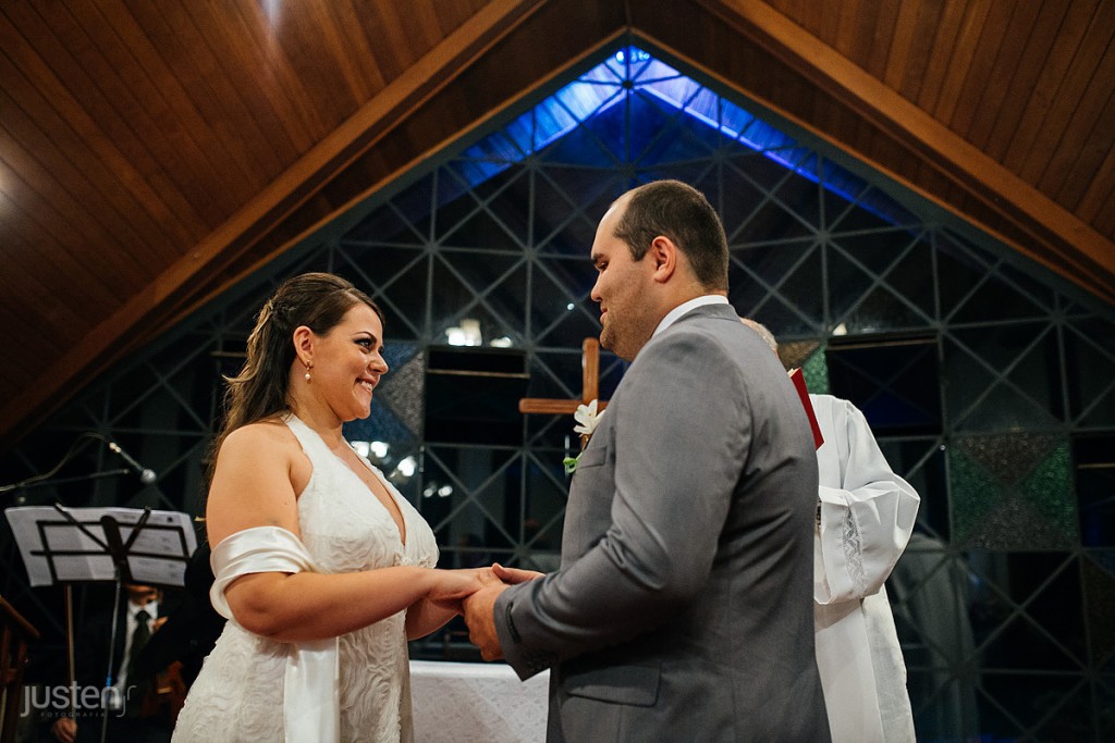 Fotografia de noivos, Curitiba, igreja, noivo, capelinha nossa senhora da salete, noivos de maos dadas