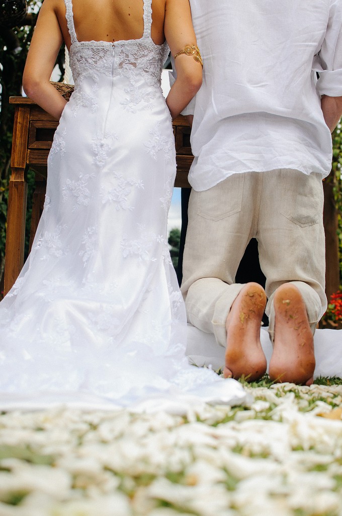 Noivo com os pés descalços em Casamento de Dia cerimonia ao ar livre