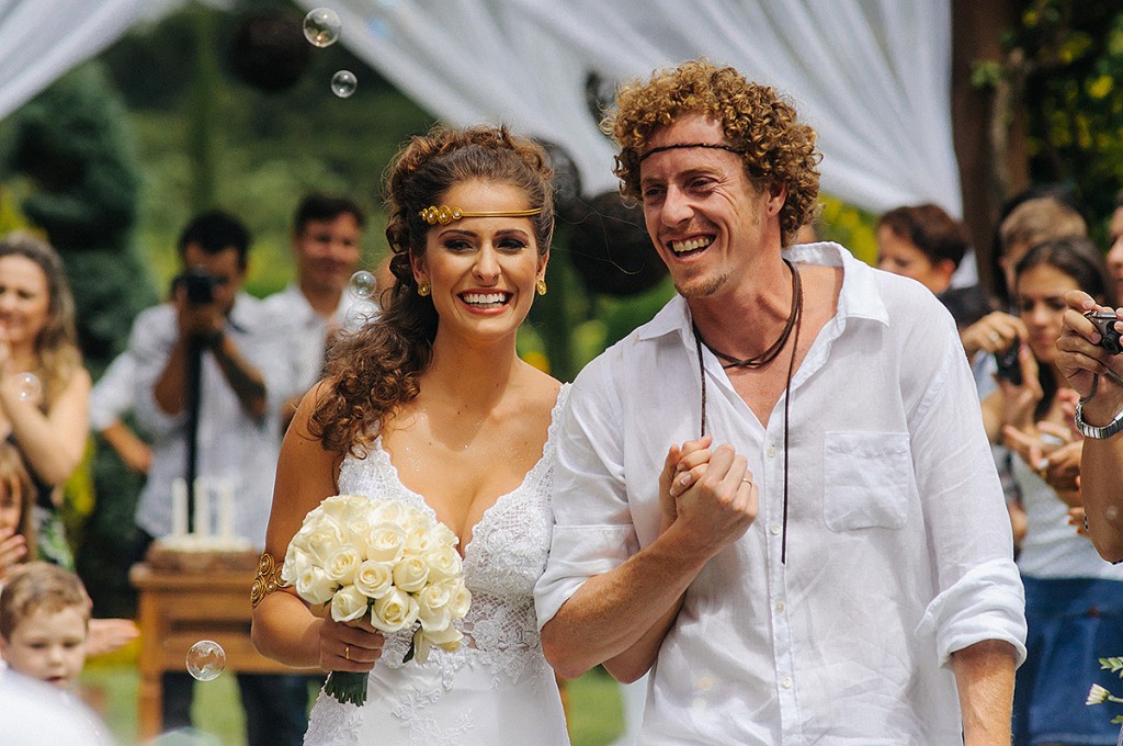 Noiva e Noivo saindo no Casamento de Dia ao ar livre
