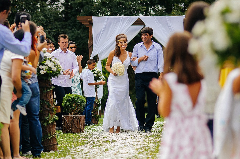 Noiva entrando na cerimonia no Casamento de Dia