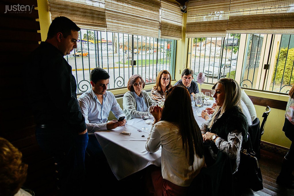 convidados conversando em almoço de batizado