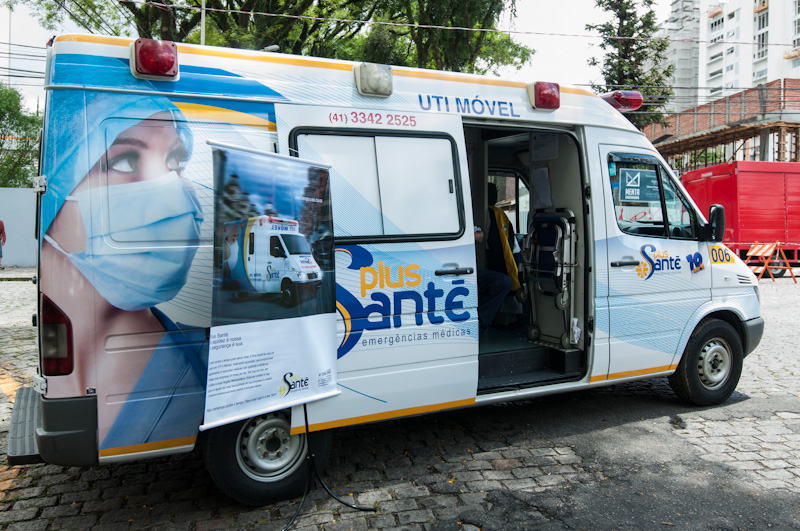 Ambulância estacionada em evento corporativo que aconteceu na praça da espanha chamado Batel Soho